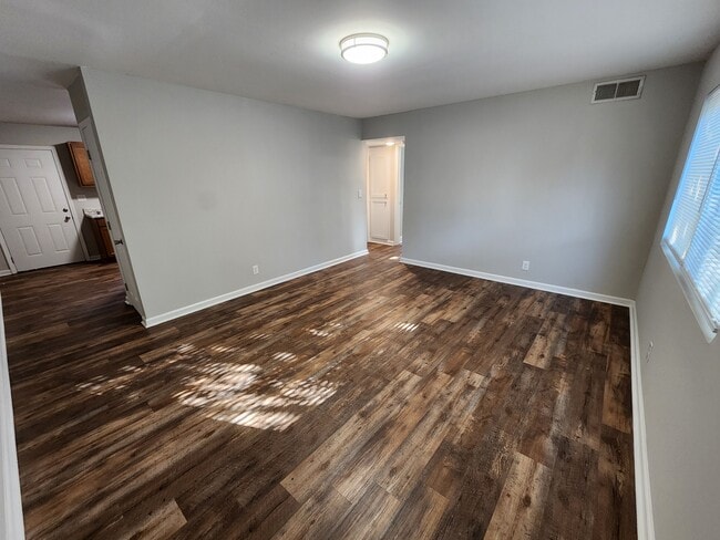 Building Photo - 924 Rarig Ave