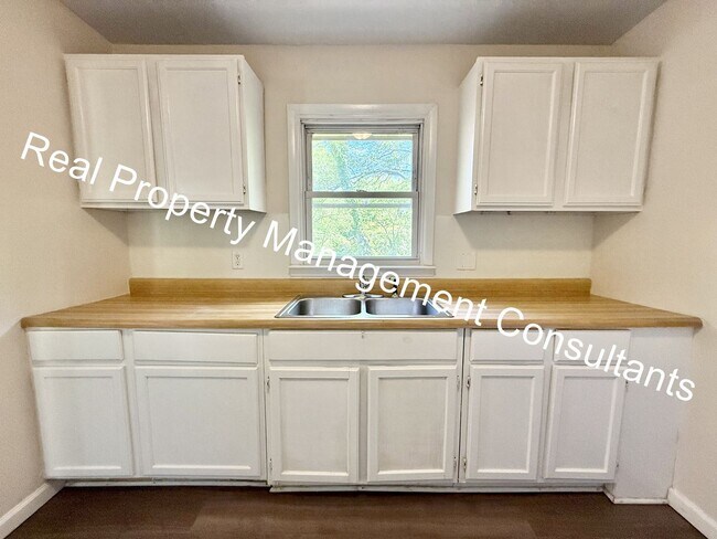Building Photo - 2-Bedroom Home with Spacious Backyard & Deck