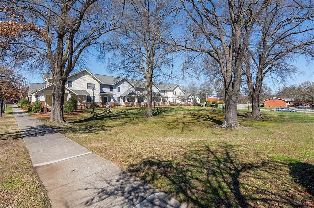 Building Photo - Room in House on Integrity Oaks Dr