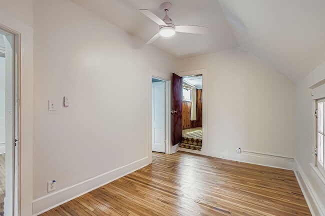 Building Photo - Charming Upper-Level 2 bed 1 bath Unit in ...