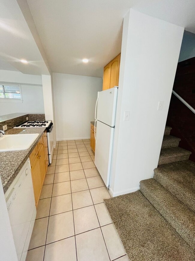 Building Photo - 2/1 rear unit in Land Park