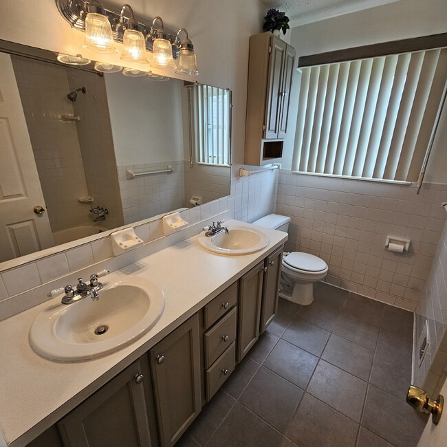 Building Photo - 3 Bedroom, 2 Bathroom, 2 Car Garage Brick ...