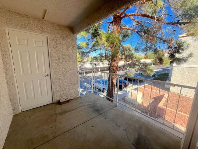 Building Photo - 2 bed 2 bath 2nd floor condo unit in gated community w/pool and amenities