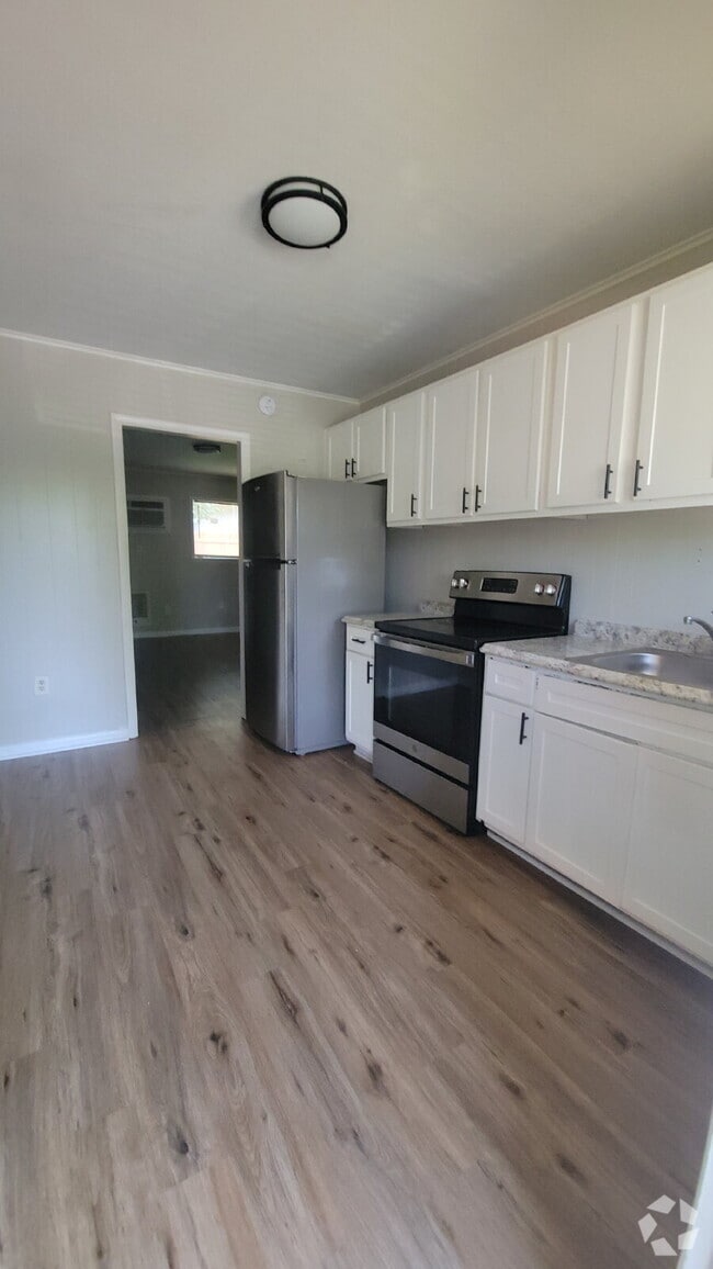 Building Photo - "Charming Studio Retreat with Full Bath in...