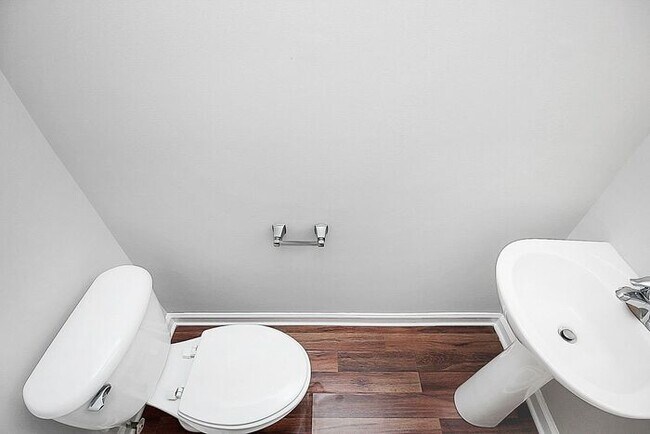 Building Photo - 2BD/2.5BA End Unit Townhome in Blakeney Greens!