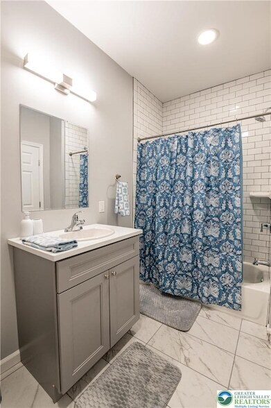 Building Photo - 948 N Front St