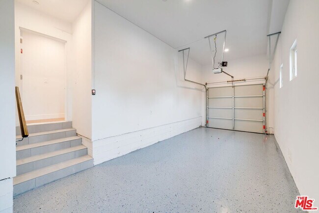 Building Photo - 4866 1/2 Pickford St