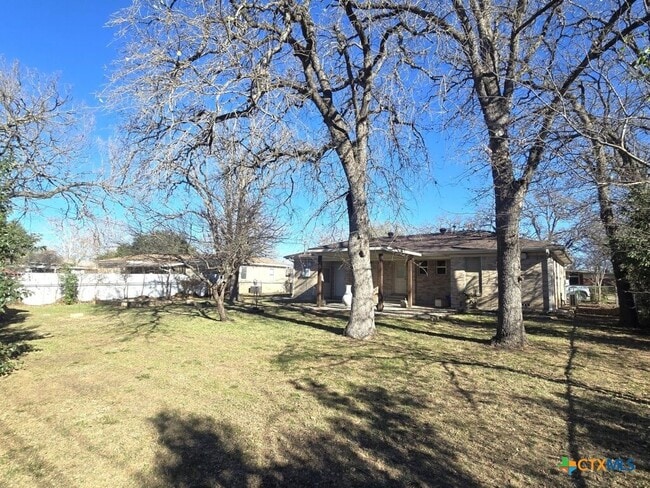 Building Photo - 406 Oak St