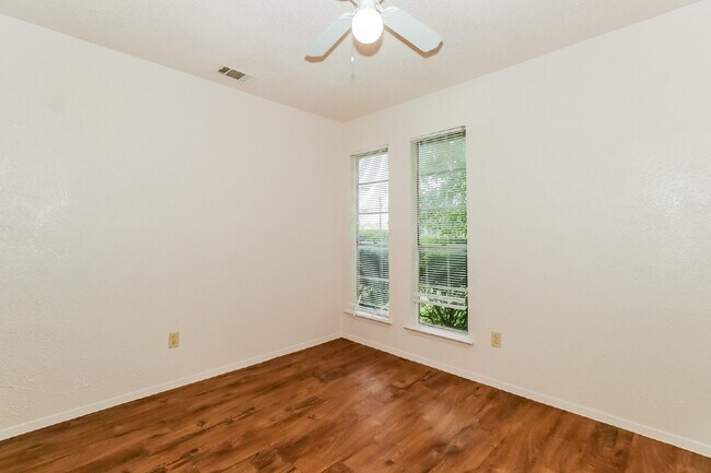 Building Photo - 323 W William Cannon Dr