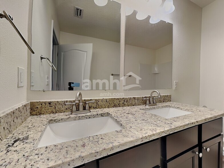 Building Photo - 35900 Jenny Lynne Cir