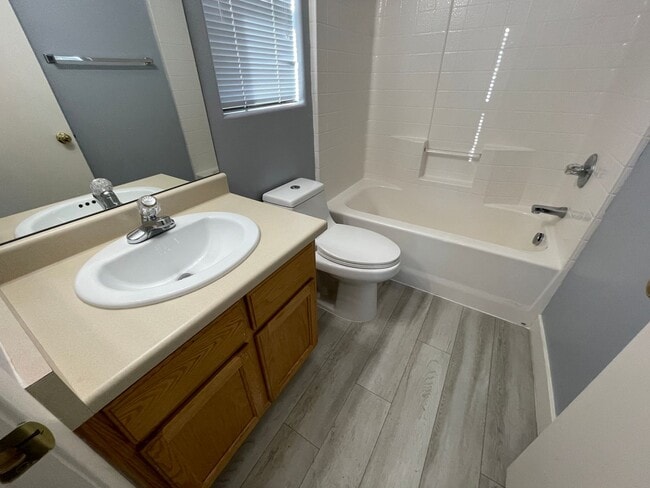 Building Photo - Cute 2 bed 2 bath townhouse with 1 car garage and washer and dryer in unit