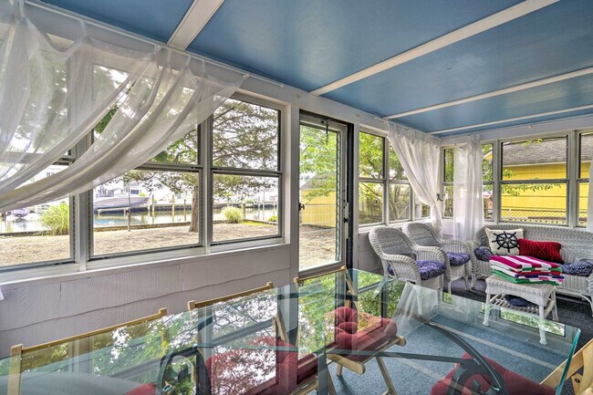 Building Photo - 1632 Center St