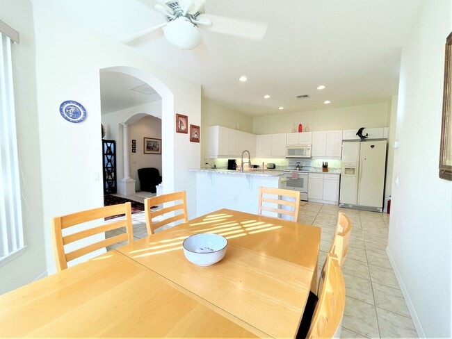 Building Photo - Seasonal Short-Term Rental in Pelican Pointe and Country Club Community!