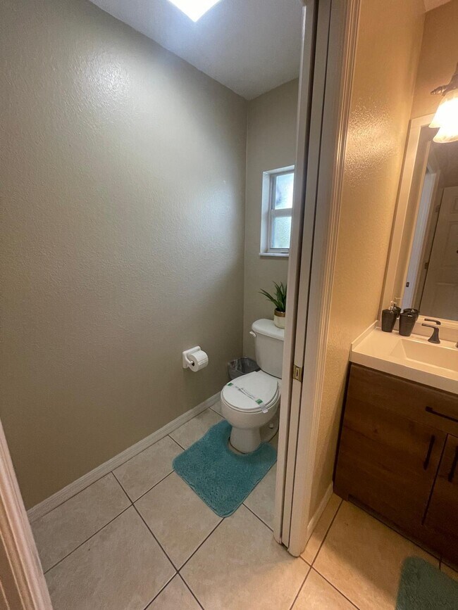 Building Photo - 2043 NW 6th Terrace