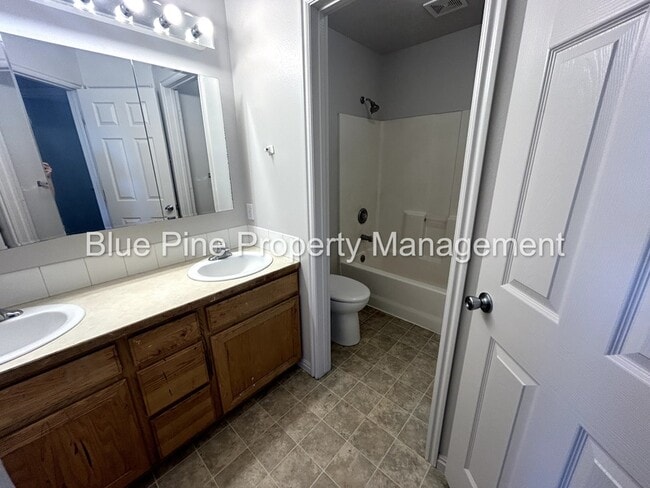 Building Photo - 648 E Poplar St