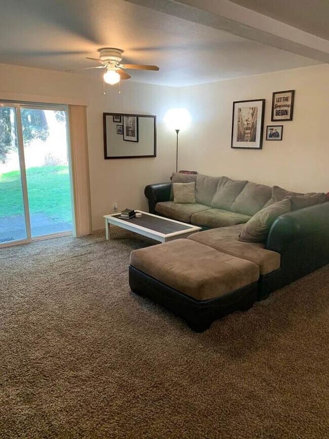 Building Photo - Spacious 2 Bedroom Duplex with Cozy Features