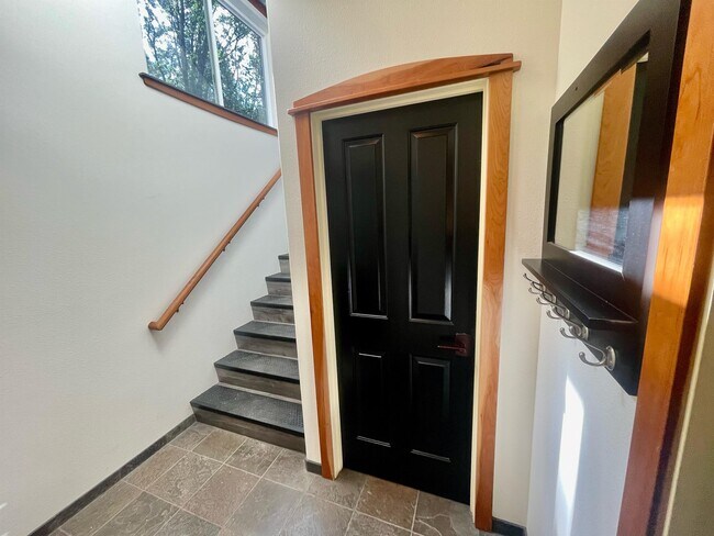 Building Photo - 10375 Laurentian Way