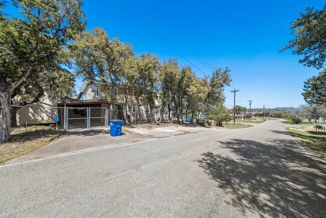 Building Photo - 2033 Lakeview Dr