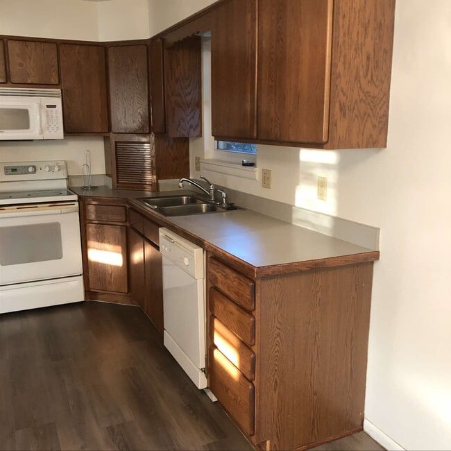 Building Photo - 905 Ponderosa Dr