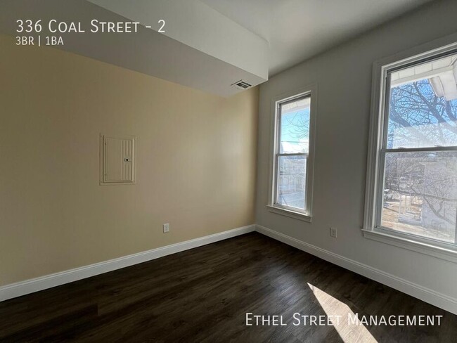 Building Photo - Spacious Newly Renovated 3 Bedroom Apartment