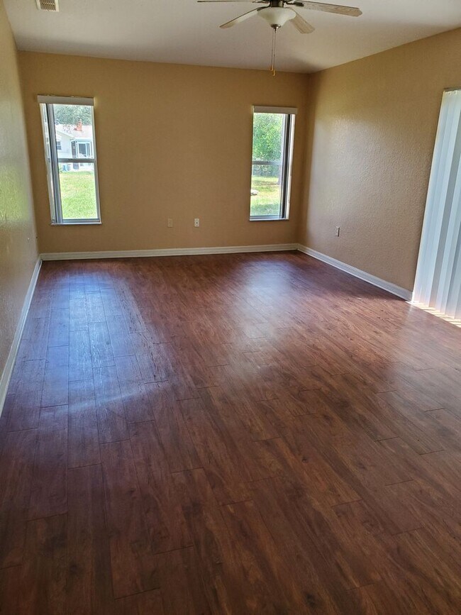 Building Photo - 3 Bedroom Home Close to Everything!