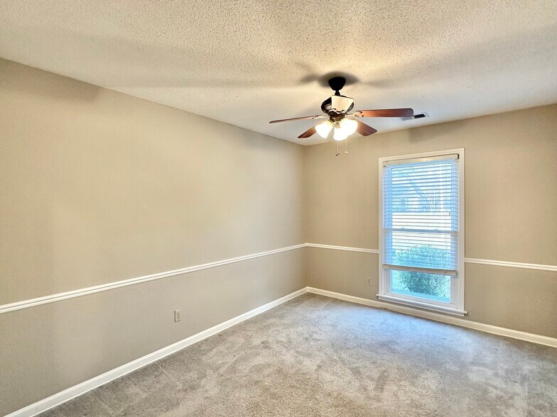 Building Photo - 7475 Kingsland Dr