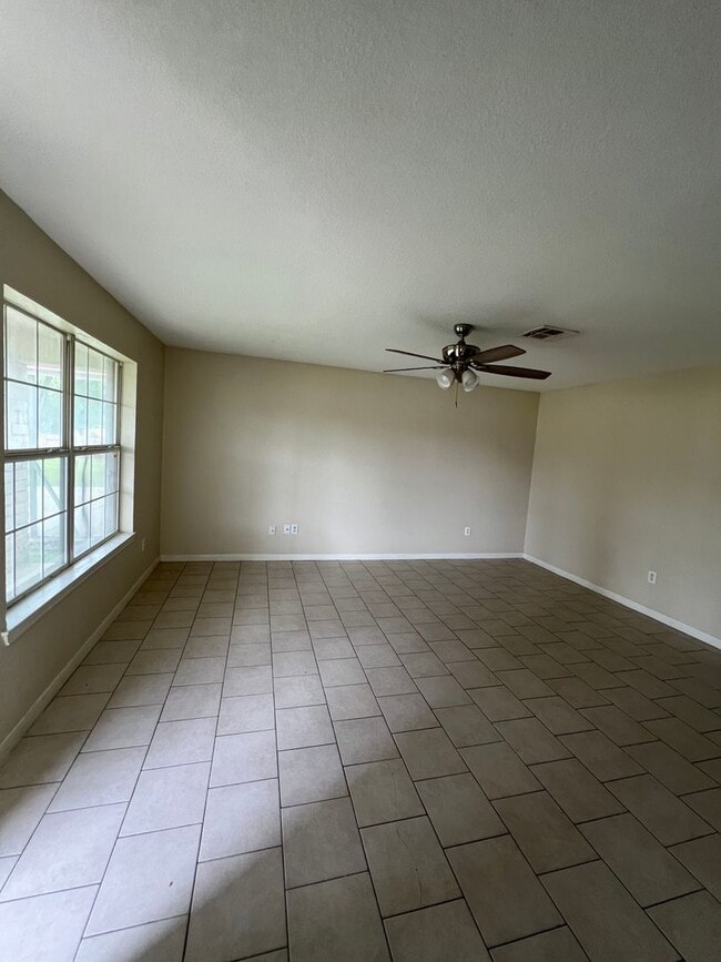 Building Photo - Lacy Lakeview