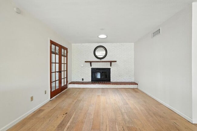 Building Photo - Totally remodeled home in prime Tempe Loca...