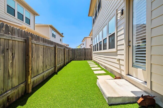 Building Photo - 9105 Garnet Dr