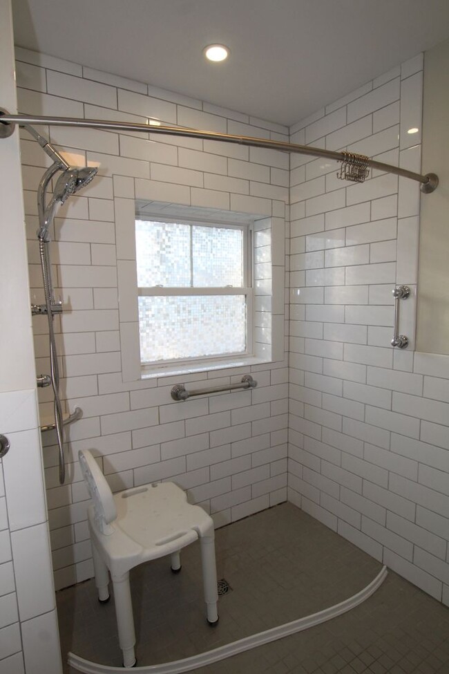 Building Photo - 2 Bedroom, fully furnished and ADA complia...