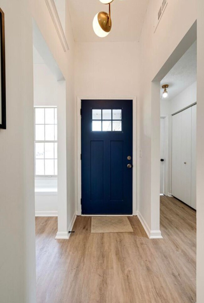 Building Photo - 814 Tamarack S