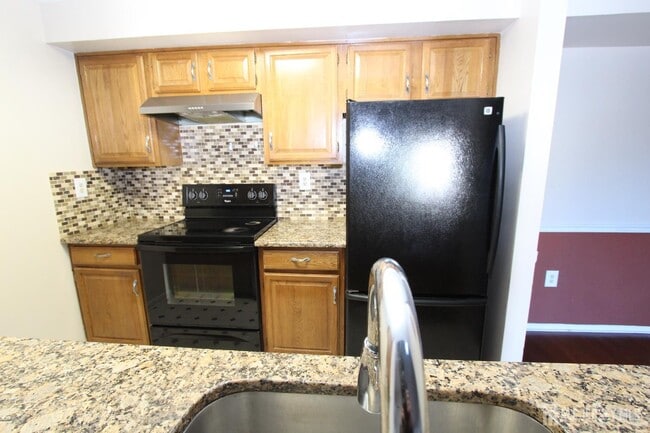 Building Photo - 2202 Aspen Dr