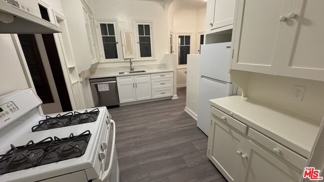 Building Photo - 328 N Sycamore Ave