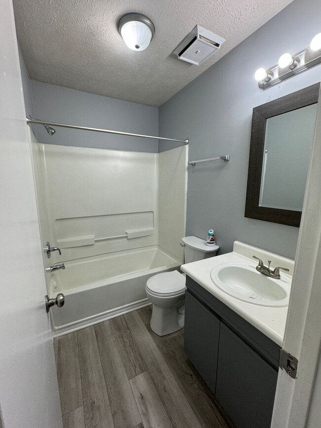 Building Photo - Updated Condo close to Fort Liberty