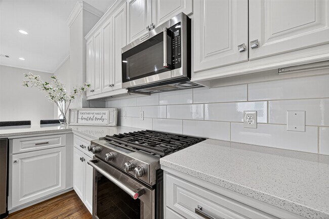Building Photo - 1630 W 24th St