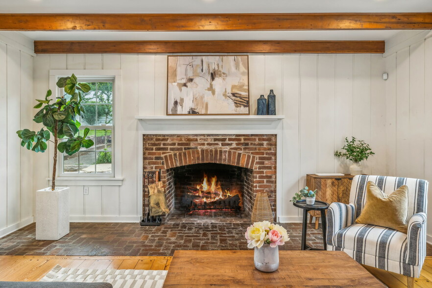 Building Photo - 2126 Sharondale Dr