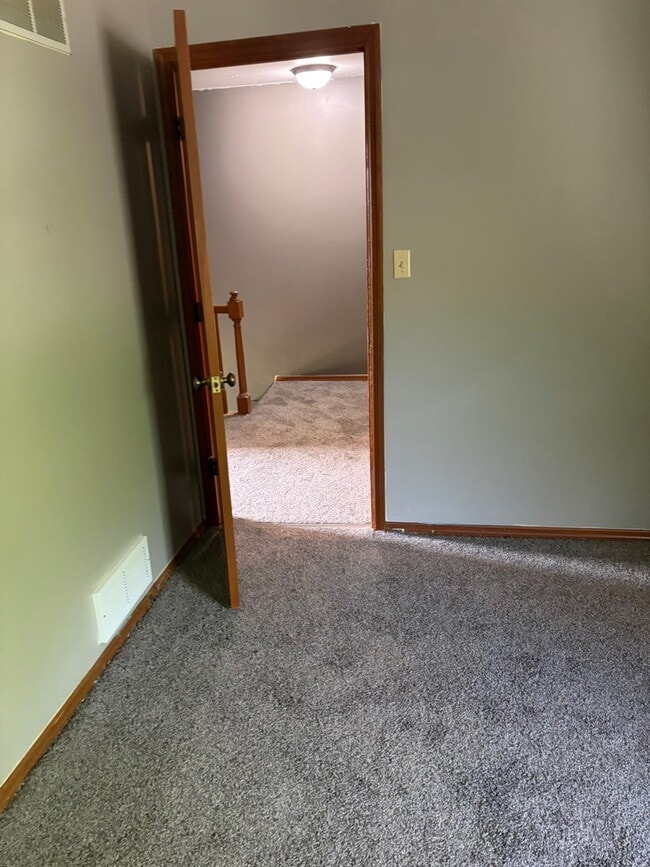 Building Photo - 11104 North Oakwood Drive