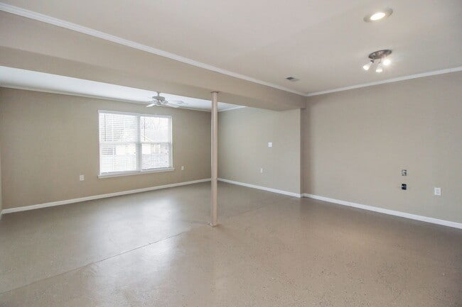 Building Photo - Spacious two-story home in a convenient location