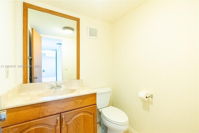 Building Photo - 430 Commodore Dr