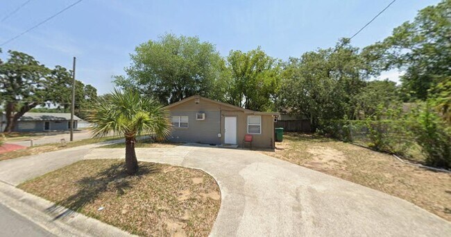 Building Photo - 1000 E Magnolia Ave