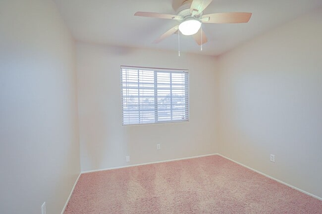 Building Photo - Home in NW Bakersfield!