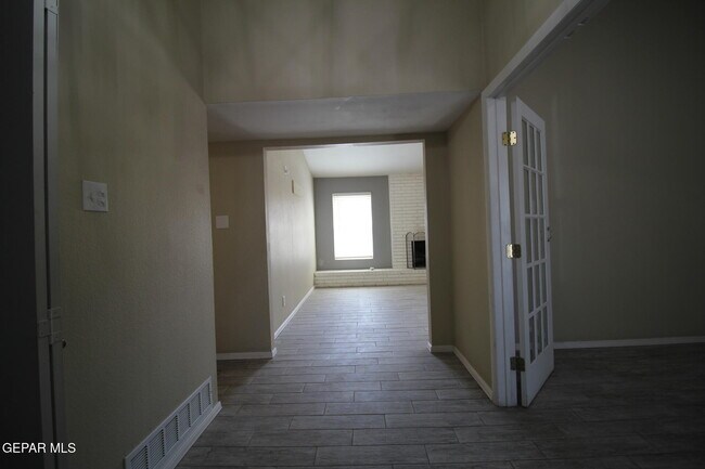 Building Photo - 351 Duanesburg St