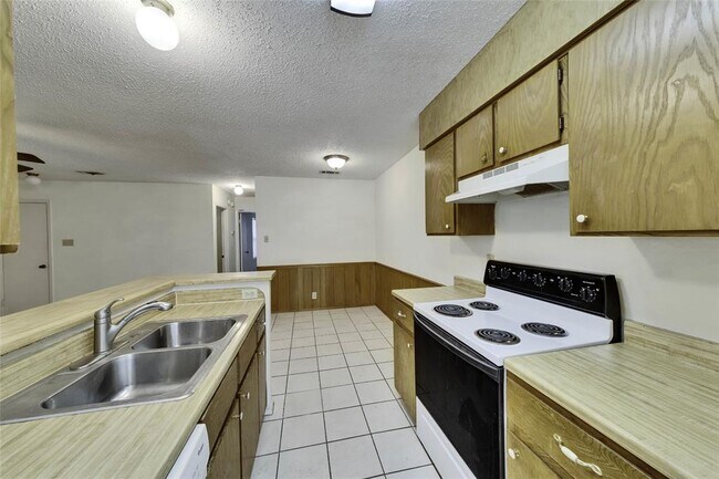 Building Photo - 9802 Hundred Oaks Cir