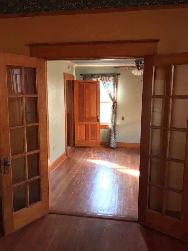 Building Photo - HISTORIC QUEEN ANNE 3 Bedroom  2 Bath