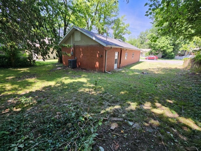 Building Photo - Spacious 3-Bedroom, 1-Bathroom Home AVAILA...