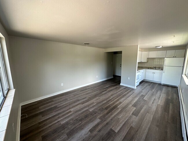 Building Photo - Updated 1 bedroom/1 bath in Edgewater! 1st floor Unit! Secure Building- Off Street Parking