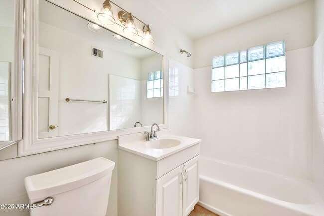 Building Photo - 2221 W Clarendon Ave