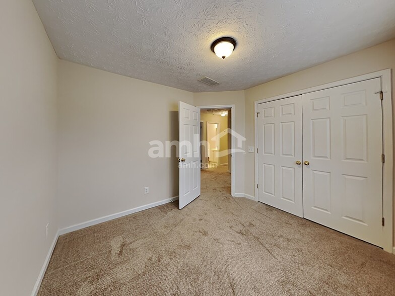 Building Photo - 6035 Savannah Dr