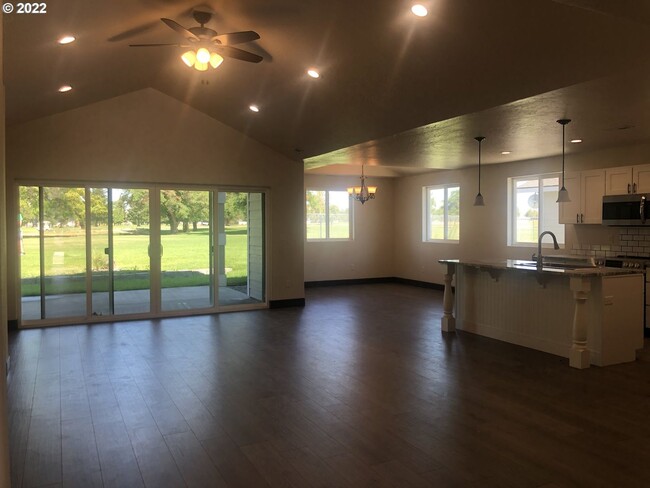 Building Photo - Golf Course living