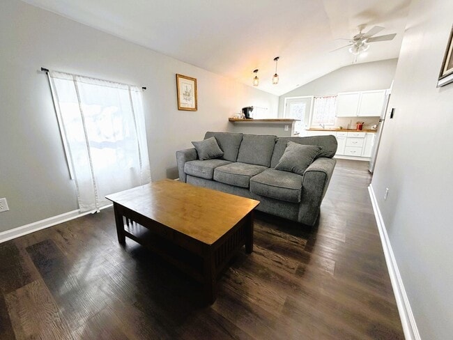 Building Photo - 512 S 6th St